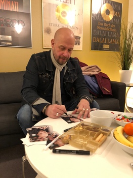 Thomas Balou Martin beim Autogramme schreiben